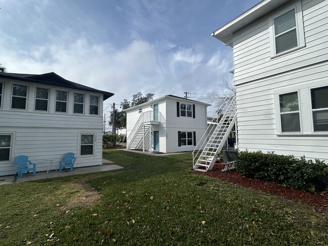300 Oak St, Unit A in New Smyrna Beach, FL - Building Photo - Building Photo