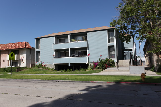 7025 Vassar Ave in Canoga Park, CA - Foto de edificio - Building Photo