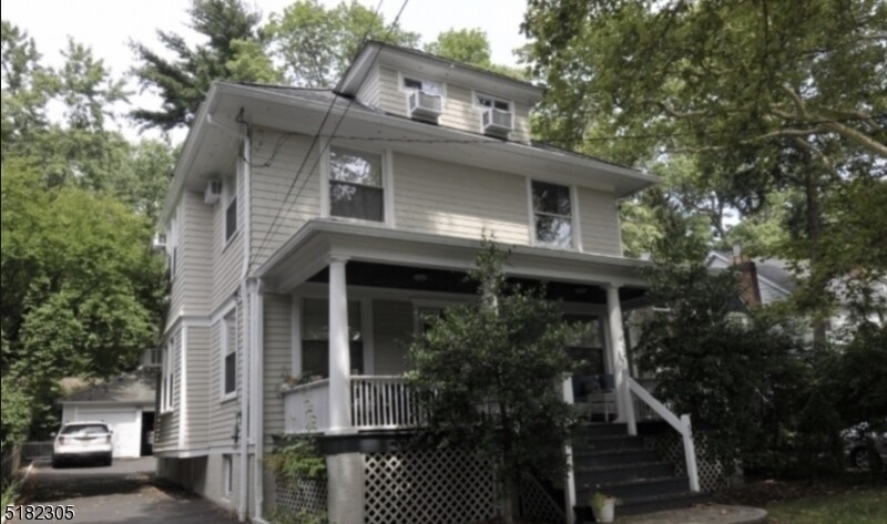 61 Dunnell Rd in Maplewood, NJ - Building Photo