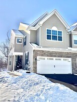 370 Redclover Ln in Allentown, PA - Building Photo