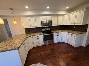 8670 Snow Mountain Dr in Sandy, UT - Building Photo - Building Photo