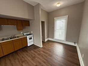 501 S 10th St, Unit D in Burlington, IA - Building Photo - Building Photo