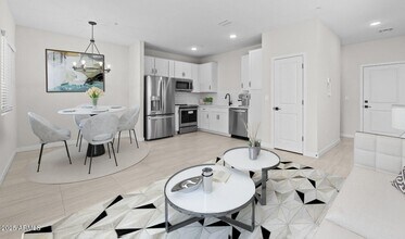 7573 W Darrow St in Phoenix, AZ - Building Photo - Building Photo