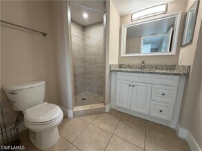 5305 Summerlin Rd in Ft. Myers, FL - Foto de edificio - Building Photo