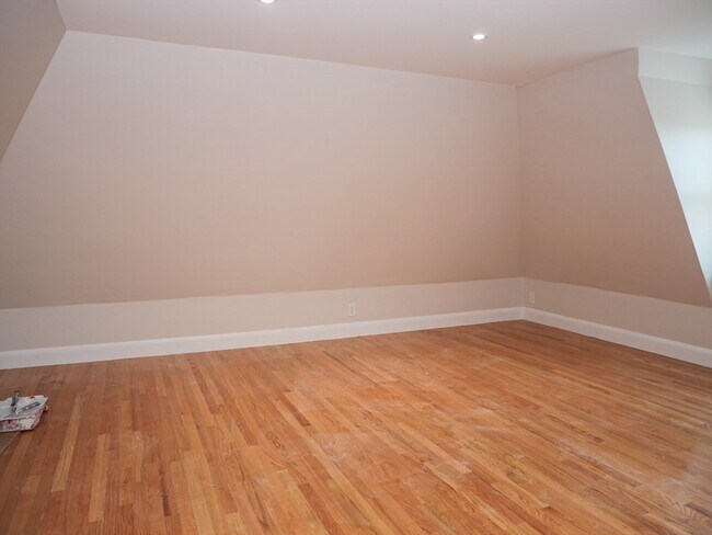 15 Garrison Rd, Unit 4 in Brookline, MA - Foto de edificio - Building Photo