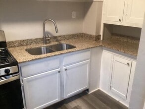 703 W Hanssler Pl in Peoria, IL - Foto de edificio - Building Photo