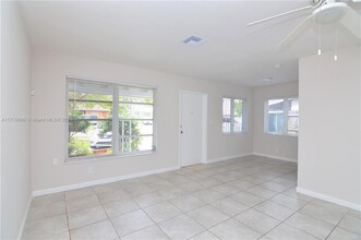 341 NE 57th Ct in Oakland Park, FL - Building Photo - Building Photo