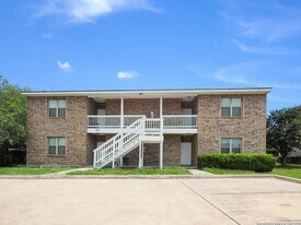 530 Dukeway Dr in Universal City, TX - Building Photo