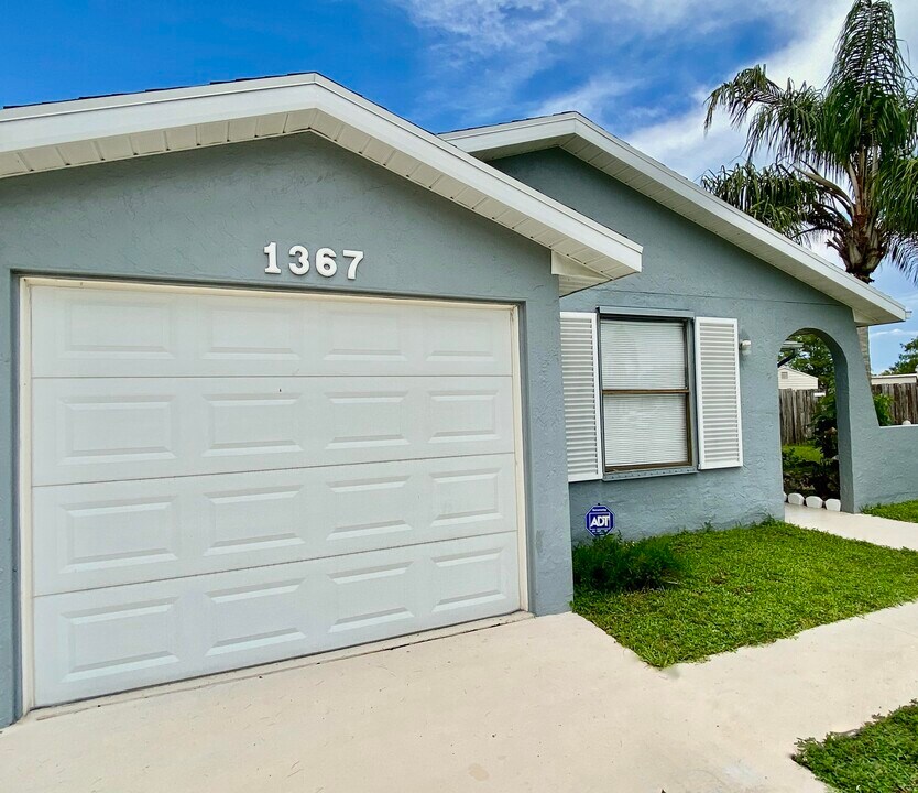 1367 Elmbank Way in Royal Palm Beach, FL - Building Photo