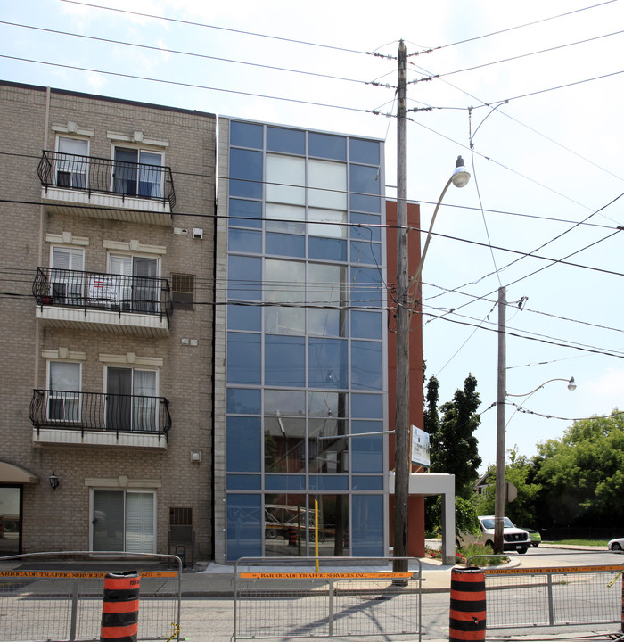 323 Kingston Rd in Toronto, ON - Building Photo