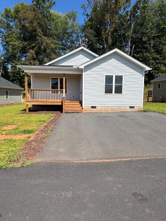 247 Quinn Hill Ln in Mars Hill, NC - Building Photo