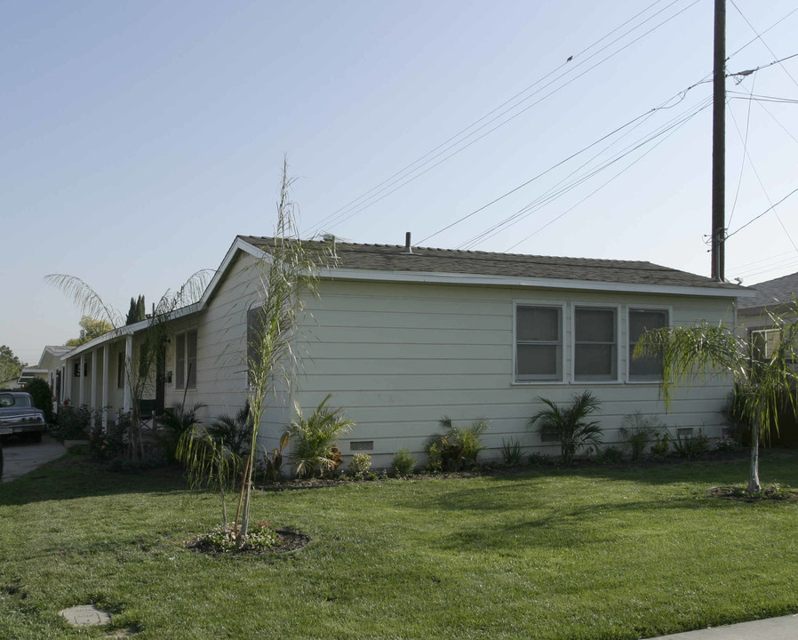 5235 Clara St in Cudahy, CA - Foto de edificio