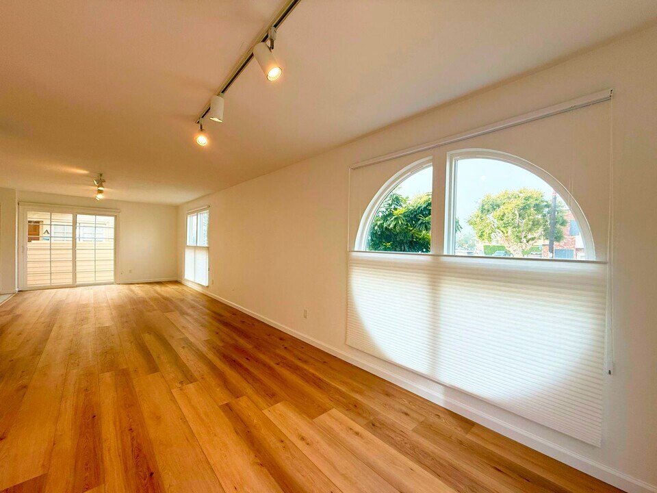 7585 Eads Ave in San Diego, CA - Building Photo