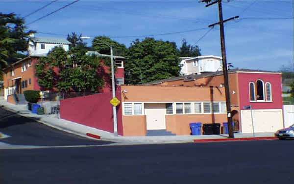 2527-2529 Berkeley Ave in Los Angeles, CA - Foto de edificio