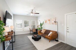 Devon Place in Edinburg, TX - Building Photo