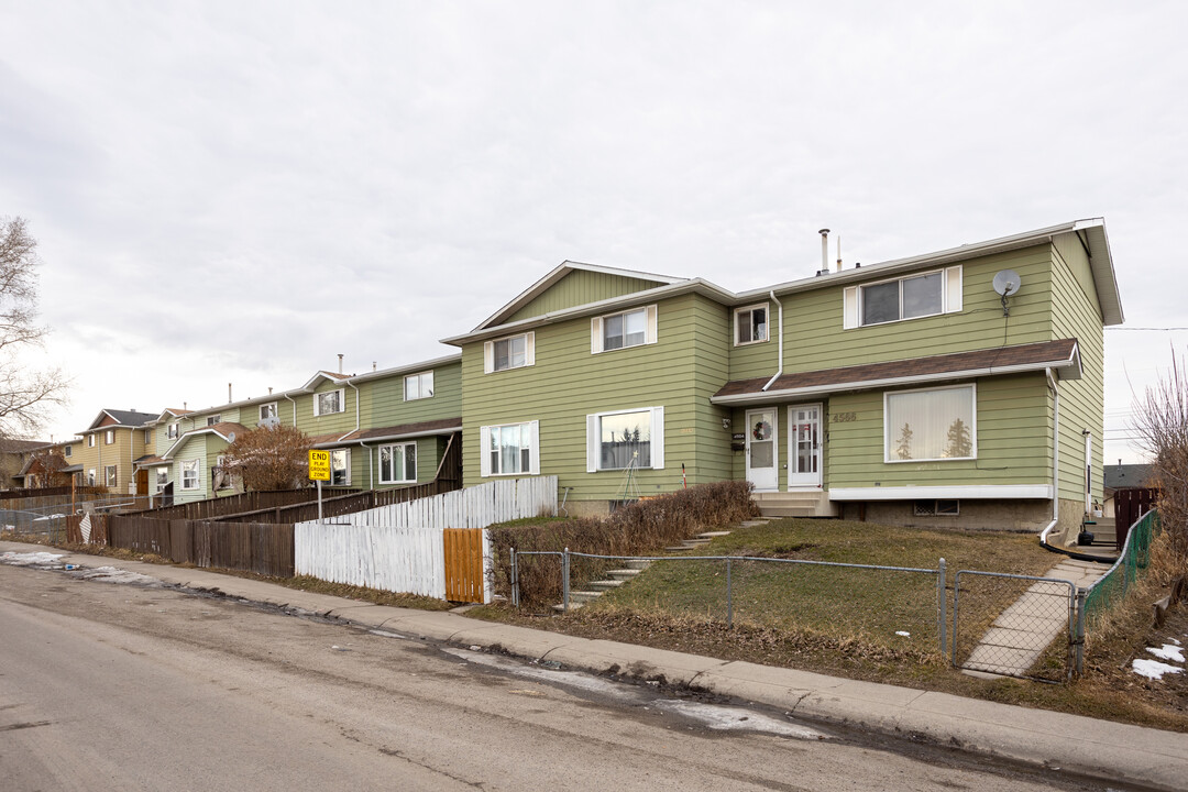 4542 7 Av SE in Calgary, AB - Building Photo