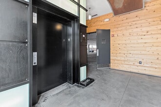 211 E 9 Mile Rd, Unit 205 in Ferndale, MI - Foto de edificio - Building Photo