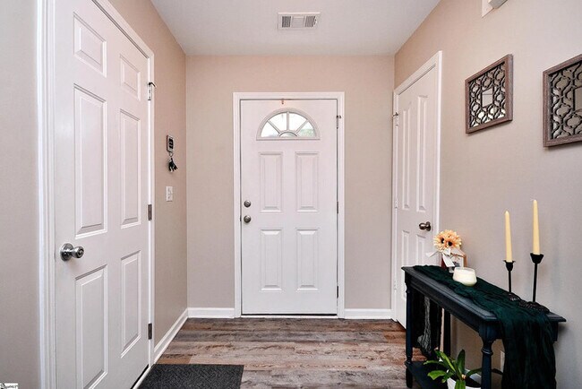 4 Riverbed Dr in Greenville, SC - Foto de edificio - Building Photo