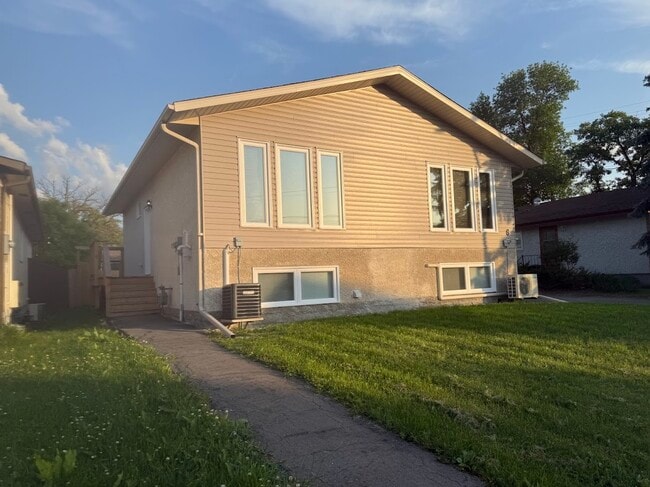 8 Maralbo Av E in Winnipeg, MB - Building Photo - Building Photo