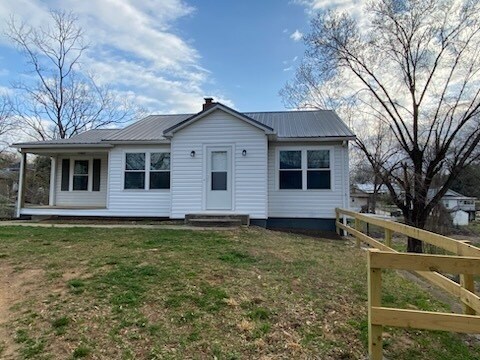 104 Hunter Pl NW in Lenoir, NC - Building Photo