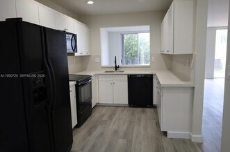 5240 NW 102nd Ct in Doral, FL - Building Photo - Building Photo