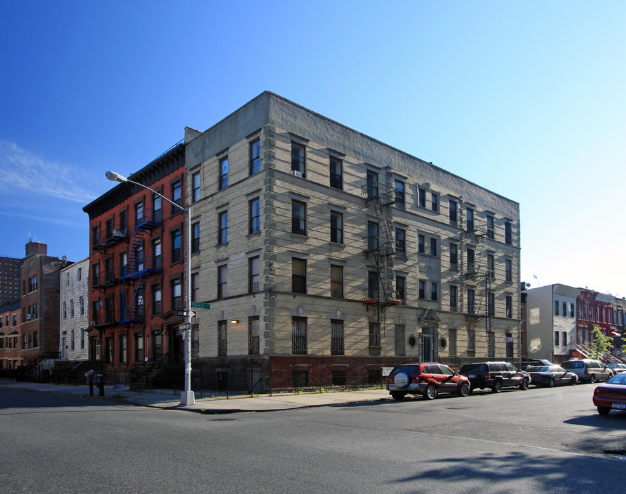 147 Marcus Garvey Blvd in Brooklyn, NY - Foto de edificio