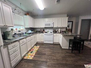 1311 Garner St, Unit 201 in Nacogdoches, TX - Foto de edificio - Building Photo