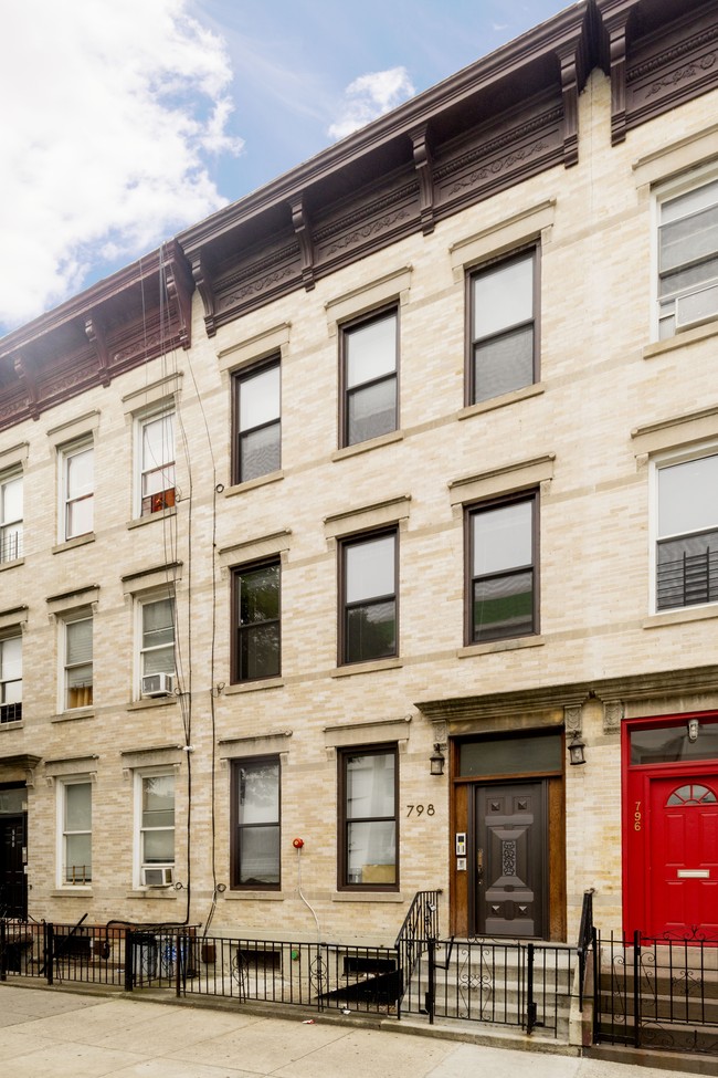 798 Knickerbocker Ave in Brooklyn, NY - Building Photo - Building Photo