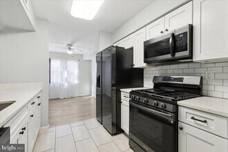 1714 Country Mill Dr in East Windsor, NJ - Building Photo - Building Photo