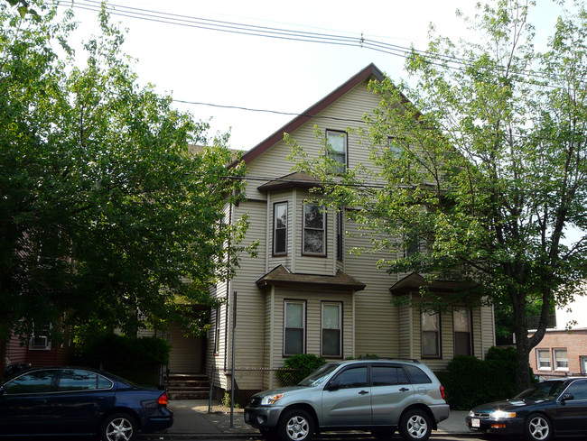 751 Broadway in Chelsea, MA - Foto de edificio - Building Photo