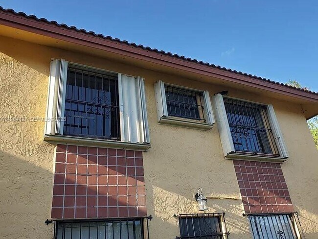 10885 NW 7th St in Miami, FL - Building Photo - Building Photo