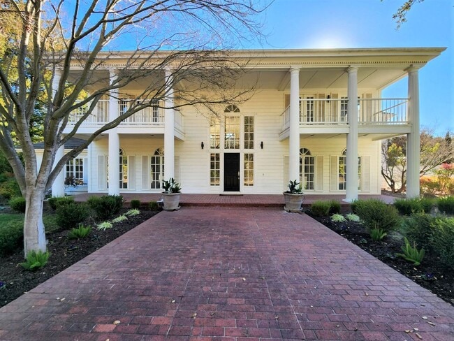 15 Isabella Ave in Atherton, CA - Building Photo - Building Photo