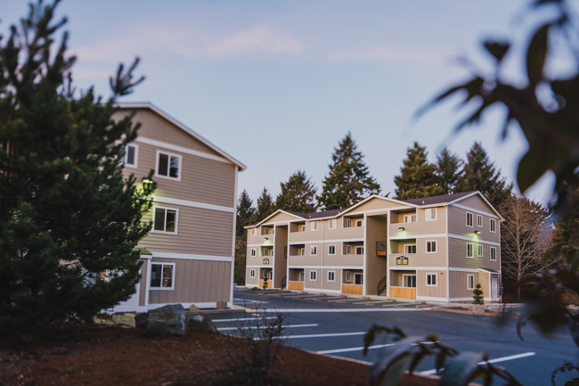 Lake Forest Commons in Lincoln City, OR - Building Photo - Building Photo