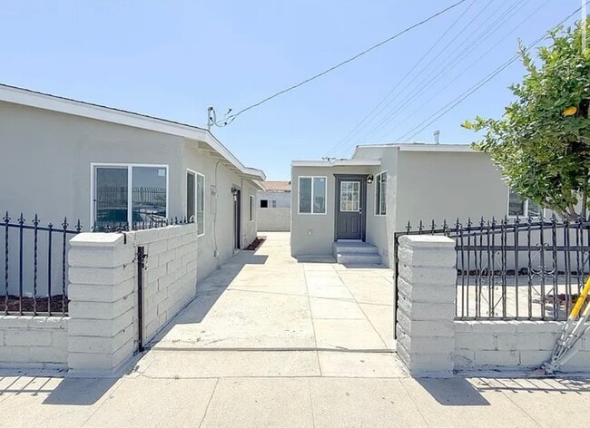 518 N Wilmington Ave in Compton, CA - Building Photo - Building Photo