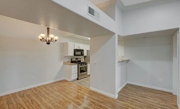 950 Seven Hills Dr in Henderson, NV - Building Photo - Building Photo