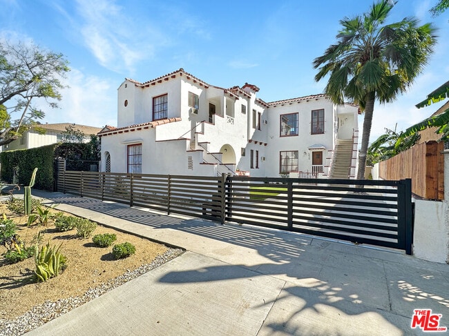 5932 Willoughby Ave in Los Angeles, CA - Building Photo - Building Photo