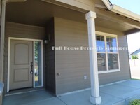 989 SW Coral St in Junction City, OR - Foto de edificio - Building Photo