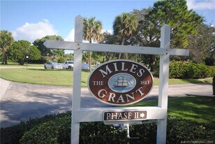5333 SE Miles Grant Rd in Stuart, FL - Building Photo