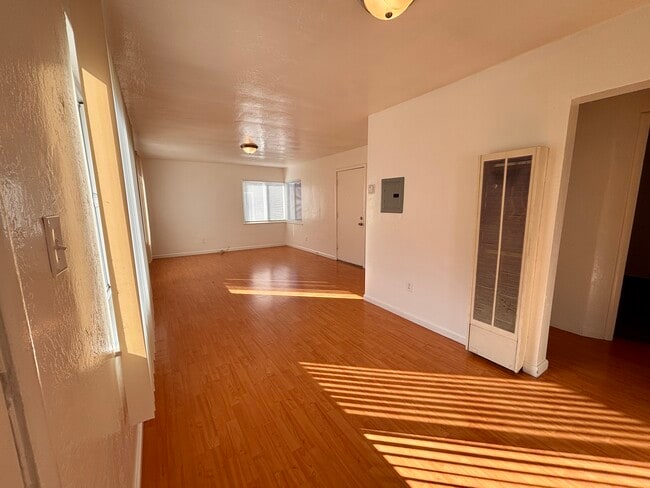 8638 MacArthur Blvd in Oakland, CA - Foto de edificio - Building Photo