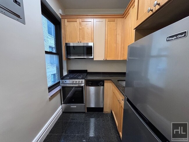 166 2nd Ave in New York, NY - Building Photo - Building Photo