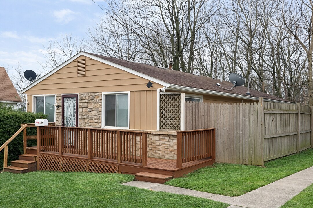 1524 Parkhill Pl NE in Canton, OH - Building Photo