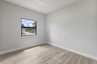1051 Milwaukee Blvd in Lehigh Acres, FL - Building Photo - Building Photo