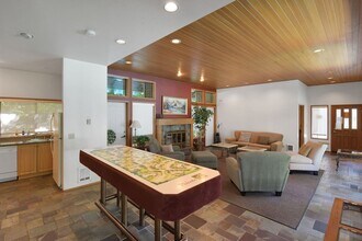 9009 Avondale Rd NE in Redmond, WA - Building Photo - Building Photo