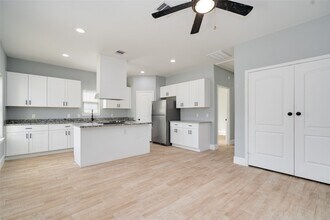 5754 Reed Rd in Houston, TX - Building Photo - Building Photo