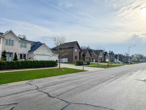 10 Thacker St W in Hoffman Estates, IL - Foto de edificio - Building Photo