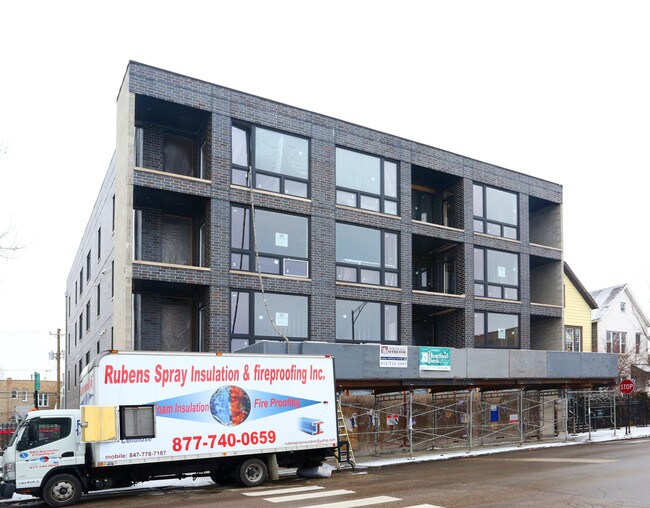 2560 W Armitage Ave in Chicago, IL - Building Photo - Building Photo