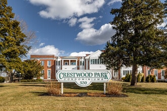 Crestwood Park Condominiums in Pompton Plains, NJ - Building Photo - Building Photo