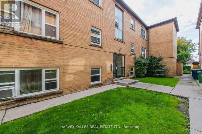 2905 St Clair Ave E in Toronto, ON - Building Photo - Building Photo