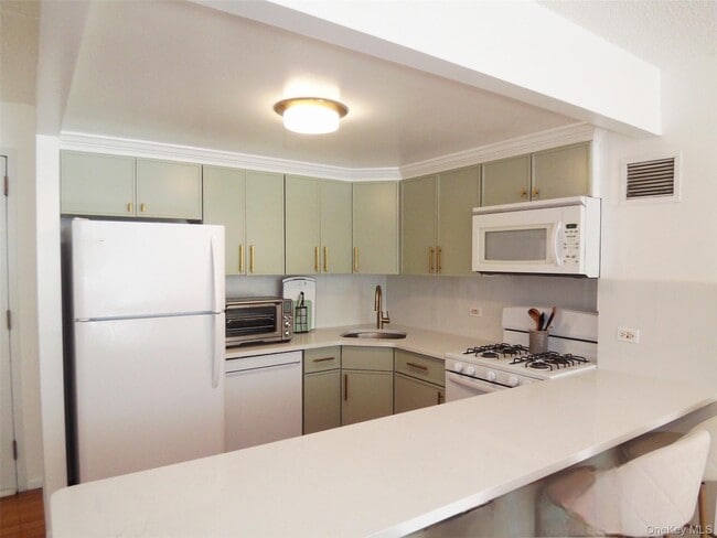 777 N MacQuesten Pkwy in Mount Vernon, NY - Building Photo - Building Photo