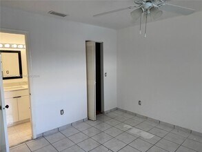 6465 W 27th Ave in Hialeah, FL - Foto de edificio - Building Photo